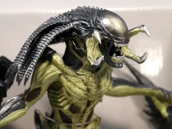 AVP 2 Predalien Figure: Real Color