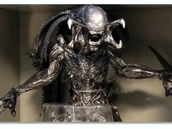 AVP 2 Predalien Real Figure Limited Color Version: Silver