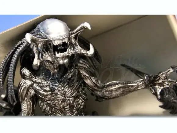 AVP 2 Predalien Real Figure Limited Color Version: Silver