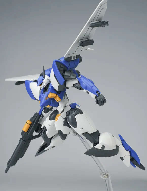 1/144 Ultra Action Trooper: Yun-Que Plastic Model Kit Blue x White Ver.