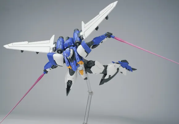 1/144 Ultra Action Trooper: Yun-Que Plastic Model Kit Blue x White Ver.