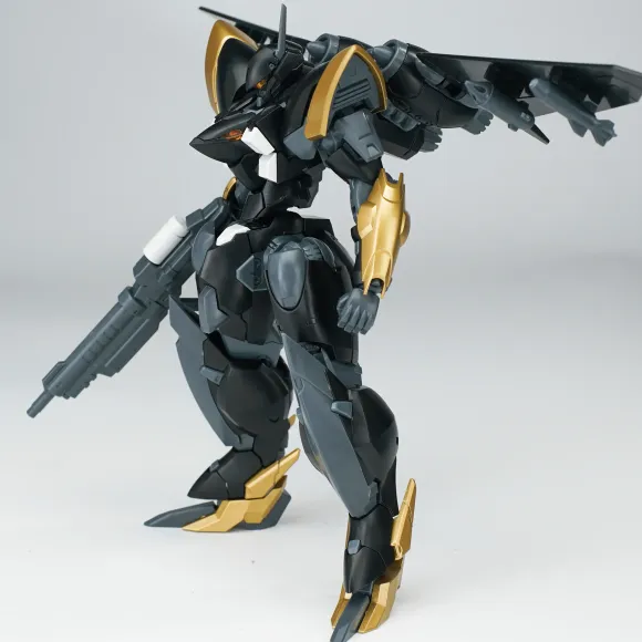 1/144 Ultra Action Trooper: Yun-Que Plastic Model Kit Black x Gold Ver.