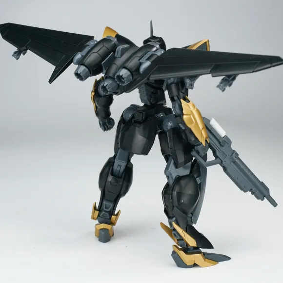 1/144 Ultra Action Trooper: Yun-Que Plastic Model Kit Black x Gold Ver.