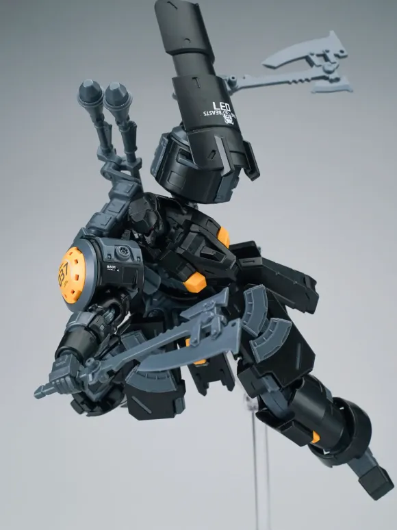 1/144 Ultra Action Trooper Zarov M1 Plastic Model Kit (Metallic Black)