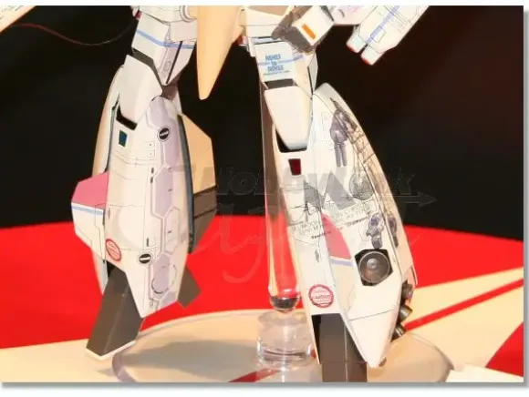 1/72 VF-1S Strike Battroid Valkyrie Minmay Guard